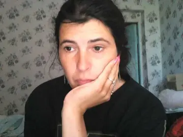 Karolina33  live sex cam