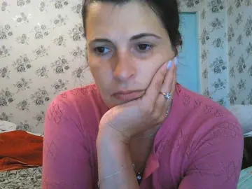 Karolina33  live sex cam