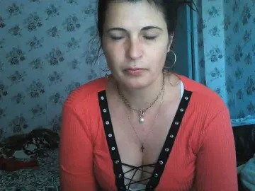 Karolina33  live sex cam