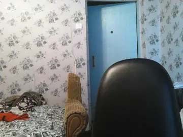 Karolina33  live sex cam