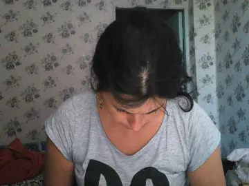 Karolina33  live sex cam