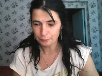 Karolina33  live sex cam