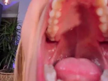 MelissaMoore  live sex cam