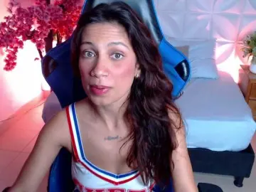 Cora-22  live sex cam