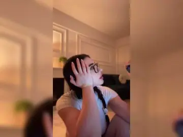 Chiaralovee  live sex cam