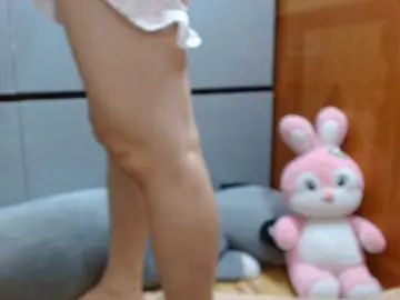 Ernesta102  live sex cam