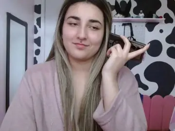 Hi-elora  live sex cam