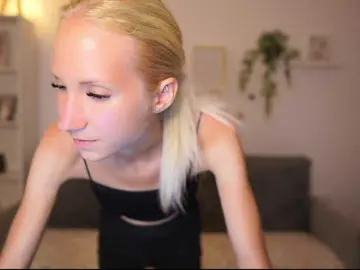 Piperperri18  live sex cam