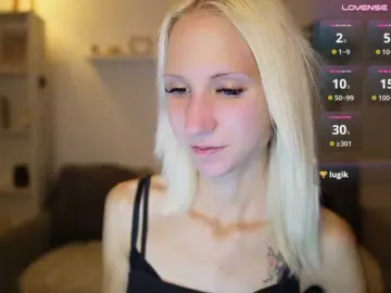 Piperperri18  live sex cam