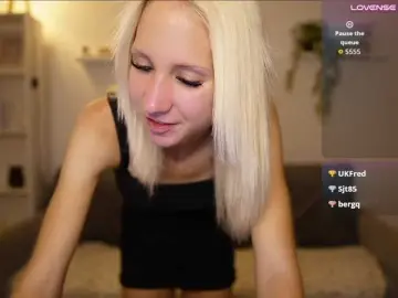 Piperperri18  live sex cam