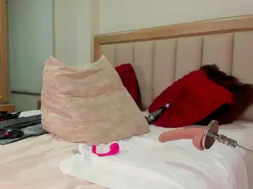 CaitlynLian  live sex cam