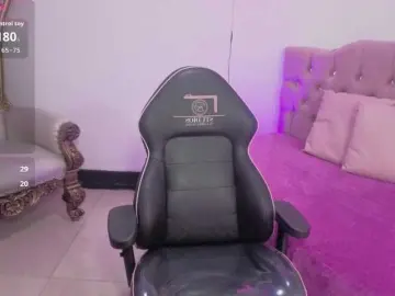 ZURY-TAY  live sex cam