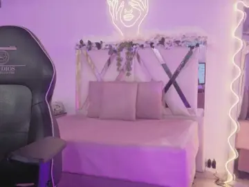 ZURY-TAY  live sex cam