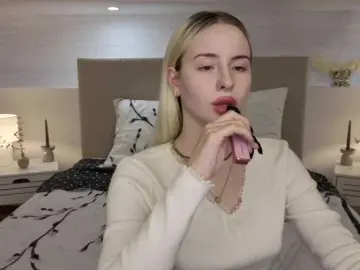 Bella-crazyy  live sex cam