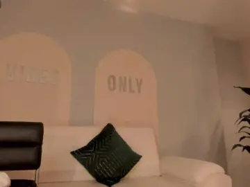 MaryLewis  live sex cam