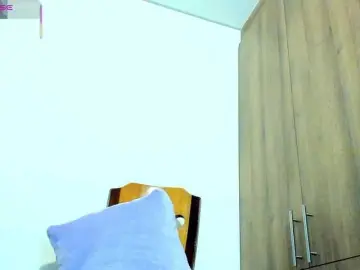 Naomii18  live sex cam