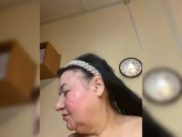 SVETIKBOMBOCHKA  live sex cam