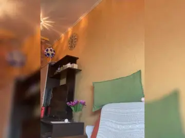 SVETIKBOMBOCHKA  live sex cam