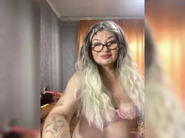 SVETIKBOMBOCHKA  live sex cam