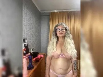 SVETIKBOMBOCHKA  live sex cam