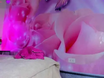 Emili-clark  live sex cam