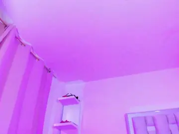 Emili-clark  live sex cam