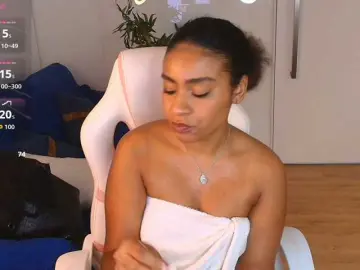 Naya-Milano  live sex cam