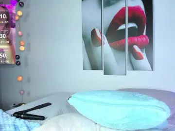 Emiili-Clark  live sex cam