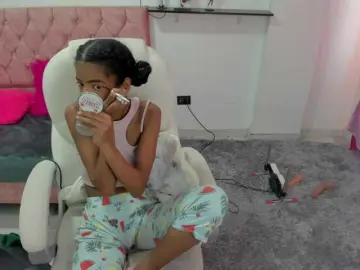 Thianahorny  live sex cam