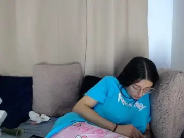 Lesliee22  live sex cam