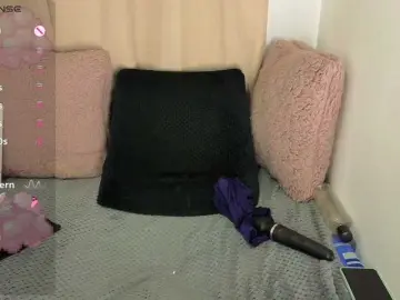 Lesliee22  live sex cam