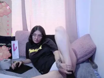 Lesliee22  live sex cam