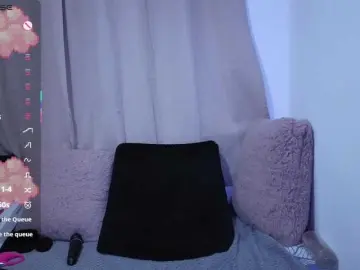 Lesliee22  live sex cam