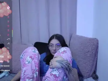 Lesliee22  live sex cam