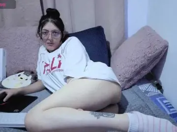 Lesliee22  live sex cam