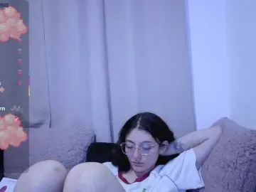 Lesliee22  live sex cam
