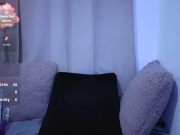 Lesliee22  live sex cam