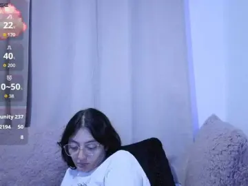 Lesliee22  live sex cam