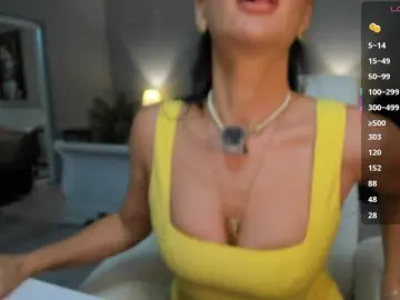 MissGiulia  live sex cam