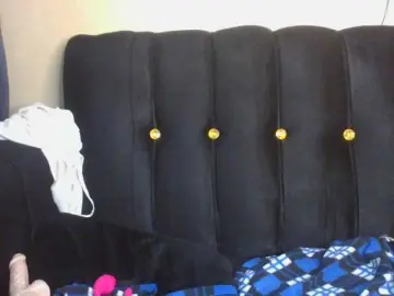 Luckybitch  live sex cam