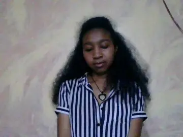 Diniah22  live sex cam