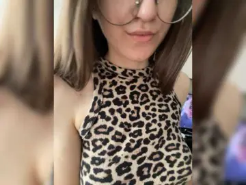 Sweet-kiss22  live sex cam