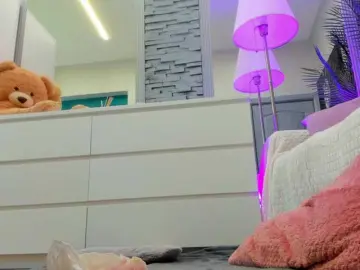 Reina-Cummings  live sex cam