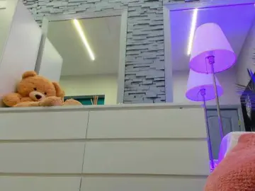 Reina-Cummings  live sex cam