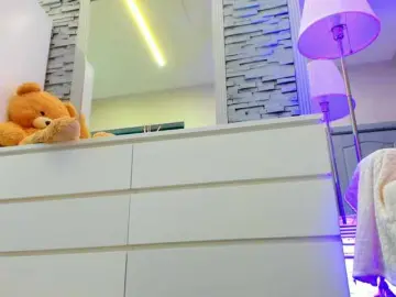 Reina-Cummings  live sex cam