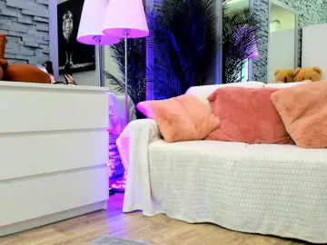 Reina-Cummings  live sex cam