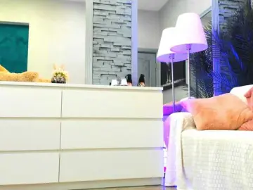 Reina-Cummings  live sex cam