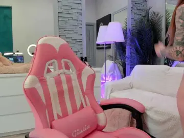 Reina-Cummings  live sex cam