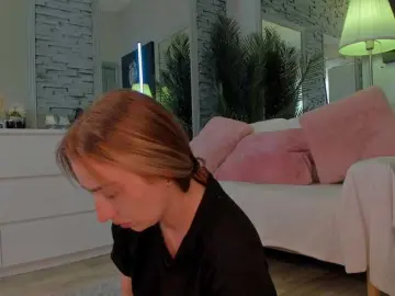 Reina-Cummings  live sex cam