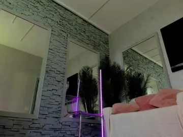 Reina-Cummings  live sex cam
